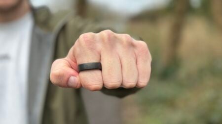 Oura Ring Gen 3 index finger